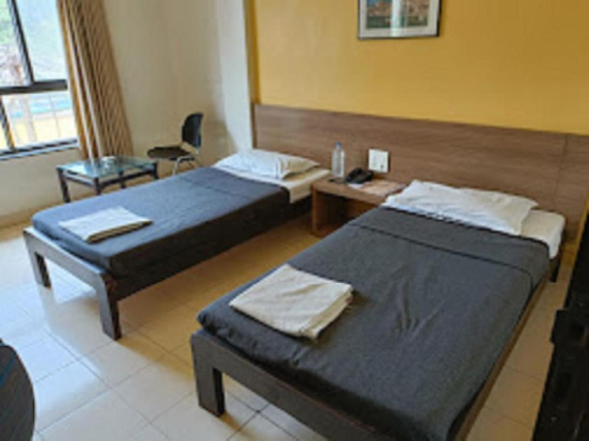 Hotel Abhishek ,นาสิก ภายนอก รูปภาพ